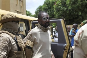 Le colonel Assimi Goïta, ici le 24 août 2020 à Bamako après le coup d’État contre IBK, a poussé le président de la transition Bah N’Daw à la démission. © Baba Ahmed/AP/SIPA