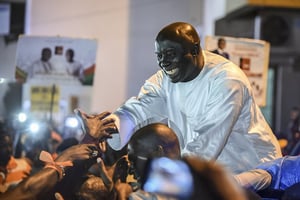Idrissa Seck salue ses supporters à Dakar, pendant la campagne pour la présidentielle du 24 février 2019. © Sylvain Cherkaoui pour JA