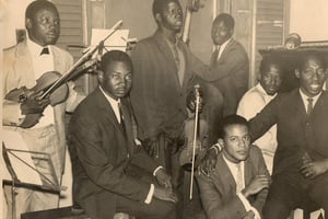 En 1964, dix musiciens maliens furent invités à aller perfectionner leur art à La Havane, au conservatoire Alejandro Garcia Geturla. Ils deviendront « Las Maravillas de Mali ». © New Story