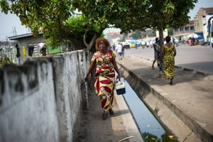 A Kinshasa, une infirmière transporte des vaccins dans une boîte réfrigérée. © Phil Moore (pour Gavi)