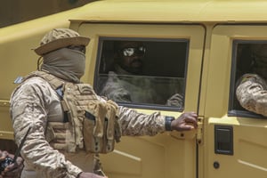 Le colonel Assimi Goïta, le 24 août à Bamako avant une rencontre avec les représentants de la Cedeao. © Baba Ahmed/AP/SIPA