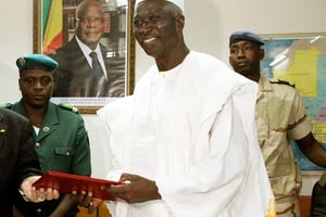 Bah N’Daw, ici en 2014 lorsqu’il était ministre de la Défense, lors d’une rencontre avec le ministre français Jean-Yves Le Drian, a été nommé président de la transition au Mali le 21 septembre 2020. © HABIBOU KOUYATE/AFP