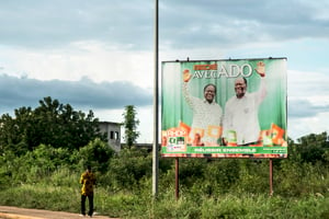 Affiches électorales pour la présidentielle de 2015. À l’époque, Bédié avait appelé à voter pour Ouattara. © Sylvain Cherkaoui pour JA
