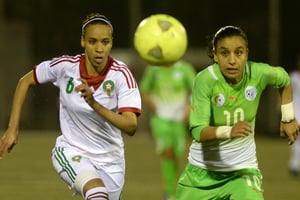La sélection féminine marocaine affrontant l’équipe algérienne de football lors de la CAN 2014. © FADEL SENNA / AFP