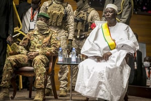 Le président de la transition, Bah N’Daw et son vice-président Assimi Goïta, lors de la cérémonie de prestation de serment à Bamako le 25 septembre 2020. © /AP/SIPA