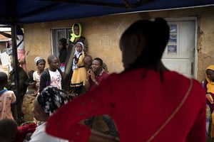 Lors d’une campagne de vacination contre Ebola, à Béni, en juillet 2019. © Jerome Delay/AP/SIPA