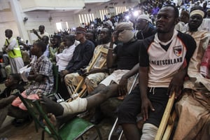Des personnes blessées lors des manifestations contre IBK de juillet assistent à un prêche de l’imam Dicko, le 28 août à Bamako. © AP Photo/Baba Ahmed