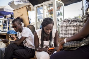 La GSMA, lobby mondial des télécoms, constate une baisse du prix moyen des terminaux mobiles sur le continent en 2019. © Sylvain Cherkaoui pour JA