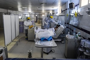 Des infirmières prodiguent des soins à un patient intubé, dans une unité de soins intensifs à l’hôpital de la ville de Gabès, dans le sud-ouest de la Tunisie, le 26 août 2020. © FETHI BELAID / AFP