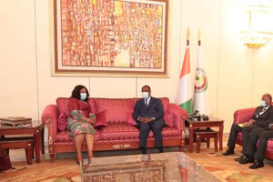 Le président ivoirien, Alassane Ouattara, et la ministre ghanéenne des Affaires Etrangères, Shirley Ayorkor Botchway, le 5 octobre 2020, au palais présidentiel, à Abidjan © Présidence de la République de Côte d’Ivoire