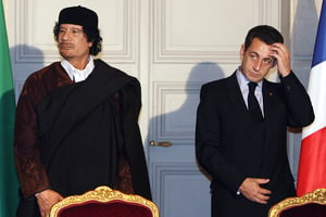 Mouammar Kadhafi et l’ex-président français Nicolas Sarkozy, à l’Élysée en 2007. © Patrick Hertzog/Pool/REUTERS