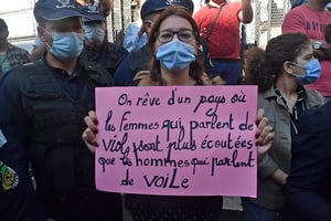 Des marches contre les violences sexuelles ont eu lieu le 10 octobre à Alger, Béjaïa, Oran ou encore Constantine, rassemblant des centaines de manifestants. © RYAD KRAMDI/AFP