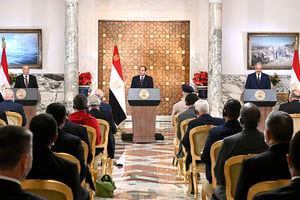 Le président égyptien Abdel Fattah al-Sissi (au centre), le commandant libyen Khalifa Haftar (à d.) et la présidente du Parlement libyen Aguila Saleh (à g.) prenant part à une conférence de presse au Caire le 6 juin 2020. © AFP