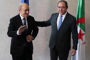 Le ministre français des Affaires étrangères Jean-Yves Le Drian et son homologue algérien Sabri Boukadoum. © Billal Bensalem/NurPhoto/AFP