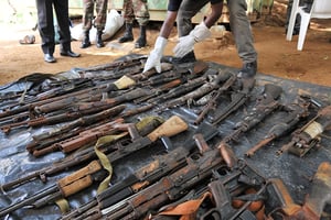 Armes remises à l’ONUCI par d’ex-combattants de la crise post-électorale, à Abidjan, en juillet 2012. © SIA KAMBOU/AFP