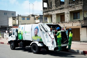 Enlèvement des ordures dans le centre-ville de Cotonou, en septembre 2020. © Vincent Fournier pour JA