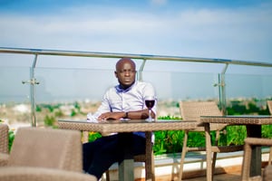 Francis Tchiakpè sur le roof top à 360° du Home Residence, un bar en plein cœur de la ville de Cotonou, en octobre. © Fiacre Vidjingninou pour JA