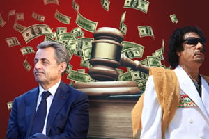 L’ex-président français Nicolas Sarkozy et le défunt Mouammar Kadhafi. © ABDEL MAGID AL FERGANY/AP/SIPA