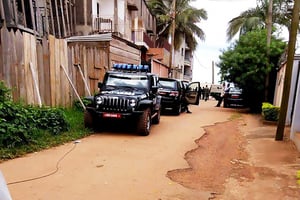  Présence policière devant la résidence de Maurice Kamto (à  droite de l’image) à Yaoundé en 2018.
© DR