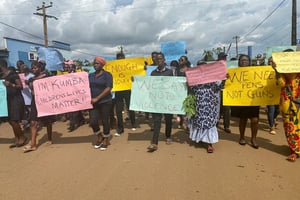 Une marche d’élèves, de professeurs et de parents d’élèves après le massacre de Kumba, dans le Sud-Ouest du Cameroun, le 24 octobre 2020. © Josiane Kouagheu/REUTERS