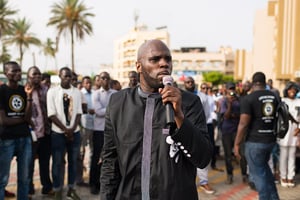 Kemi Seba, de son vrai nom Stellio Capo Chichi, lors d’une manifestation contre le franc CFA, à Dakar, le 19 août 2017. © Clément Tardif pour JA