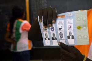 Lors du dépouillement à l’issue du premier tour de la présidentielle ivoirienne, le 31 octobre dans un bureau de vote d’Abidjan. © REUTERS/Luc Gnago