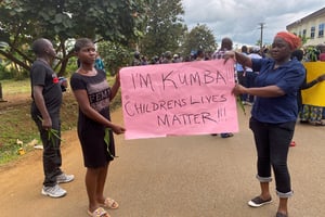 Manifestation à Kumba, après le massacre perpétré dans une école le 24 octobre 2020. © REUTERS/Josiane Kouagheu