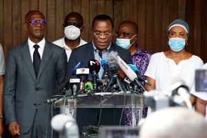 Pascal Affi N’Guessan, président du FPI, lors d’une conférence de presse le 1er novembre au domicile d’Henri Konan Bédié à Abidjan. © REUTER/Luc Gnago