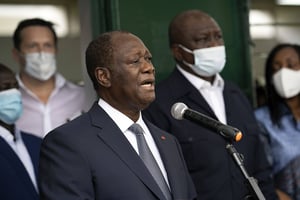 Alassane Ouattara, samedi 31 octobre à Abidjan, prend la parole devant la presse après avoir voté. © Leo Correa/AP/SIPA