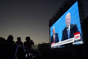 Projection publique du débat entre Donald Trump et Joe Biden, le 22 octobre 2020. © Jeff Chiu/AP/SIPA