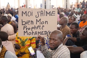 Des musulmans maliens rassemblés à la Grande Mosquée de Bamako, le 28 octobre 2020, pour protester contre les commentaires du président français Emmanuel Macron sur les caricatures du prophète Mahomet après la décapitation de l’enseignant Samuel Paty. © Hadama Diakite/MAX PPP
