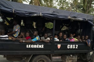 Des manifestants pro-Bédié arrêtés à Abidjan, le 3 novembre 2019, en marge des affrontements post-électoraux. © Leo Correa/AP/SIPA