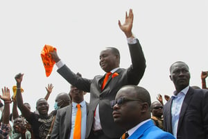 François Bozizé au milieu de la foule de ses partisans, lors du dépôt de sa candidature à la présidentielle du 27 décembre, à Bangui, le 9 novembre 2020. © Pacôme PABANDJI pour JA