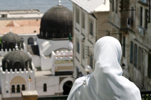 Une femme voilée dans les rues d’Alger (illustration). © Raphael DEMARET/REA