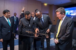 Le président rwandais, Paul Kagame, entouré des deux fondateurs d’Atlas Mara, Ashish Thakkar et Bob Diamond, en mai 2016 © Paul Kagame/FLICKR