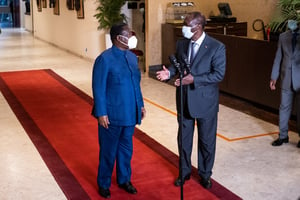 Alassane Ouattara et Henri Konan Bédié, à l’issue de leur rencontre du 11 novembre 2020 à l’hôtel du Golf. © Virginie Nguyen Hoang/Hans Lucas