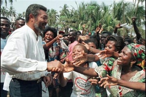 Jerry Rawlings, lors d’un meeting de campagne pour la présidentielle de 1996 à Accra, à l’issue de laquelle il a été réélu à un second mandat. © ISSOUF SANOGO / AFP