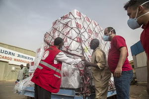 Le Croissant-Rouge turc distribue de l’aide médicale pour lutter contre le Covid-19, à Khartoum, le 15 juin 2020. © PPI via ZUMA Wire/MAX PPP