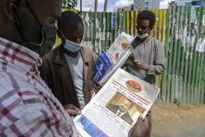 Des Éthiopiens lisent des journaux faisant état de la confrontation militaire en Éthiopie, le 7 novembre 2020 à Addis Abeba. © Samuel Habtab/AP/Sipa