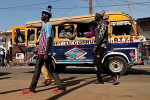 Un car rapide à Pikine, dans la banlieue de Dakar, en février 2019. © REUTERS/Zohra Bensemra