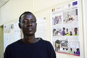 Djam’s pose devant l’une de ses œuvres dans les locaux du journal « N’Djamena Hebdo », au Tchad, en novembre 2020. © Abdoulaye BARRY pour JA