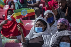 Une femme agite le drapeau éthiopien en soutien à la stratégie militaire d’Addis-Abeba face au Tigré, le 12 novembre 2020. © Mulugeta Ayene/AP/SIPA