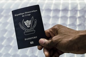 Un passeport biométrique congolais, à Kinshasa en 2017 (illustration). © Reuters/Stringer