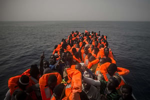 Des migrants soudanais et sénégalais au large des côtes libyennes, en février 2016. © Santi Palacios/AP/SIPA