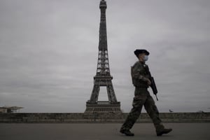 Un soldat français patrouille près de la tour Eiffel, à Paris, le 30 octobre 2020. © Thibault Camus/AP/SIPA