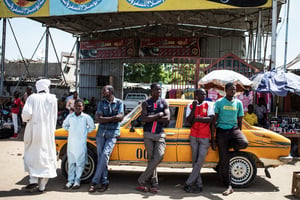 Diplômés ou non, de nombreux jeunes sont contraints de devenir conducteurs, gardiens ou vendeurs ambulants. Ici, dans le centre-ville de N’Djamena. © Camille Millerand/ DIVERGENCE