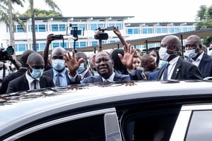 Le chef de l’État ivoirien Alassane Ouattara sortant du bureau de vote, à l’école Sainte-Marie, dans la commune de Cocody (Abidjan), le 31 octobre. © Virginie NGUYEN HOANG/Hans Lucas