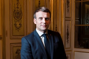 Emmanuel Macron, le 16 novembre 2020, dans le salon doré du palais de l’Élysée © François Grivelet pour JA