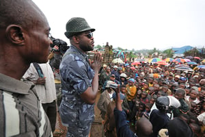 Ntabo Ntaberi, alias « Sheka », lors d’un meeting à Walikale, dans le Nord-Kivu, en novembre 2011. © AFP