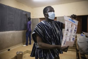 Lors du dépouillement, à l’issue du scrutin présidentielle, dans un bureaux de vote de Ouagadougou, le 22 novembre. © AP Photo/Sophie Garcia